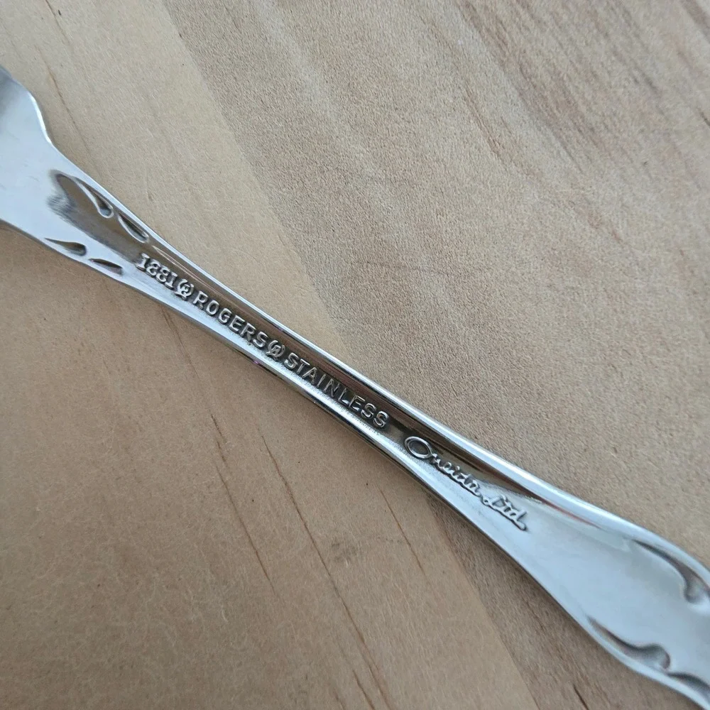 1831 Rogers Oneida‎ Arbor Rose True Rose Butter Knife Floral Handle Silverware
